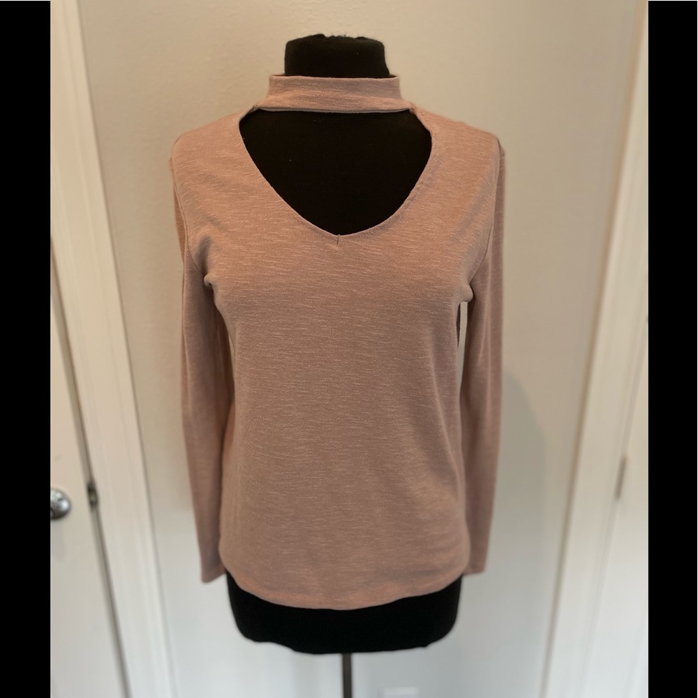Choker style long-sleeved top